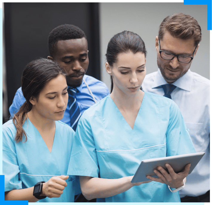 4 personnes regardant une tablette dans le secteur medical