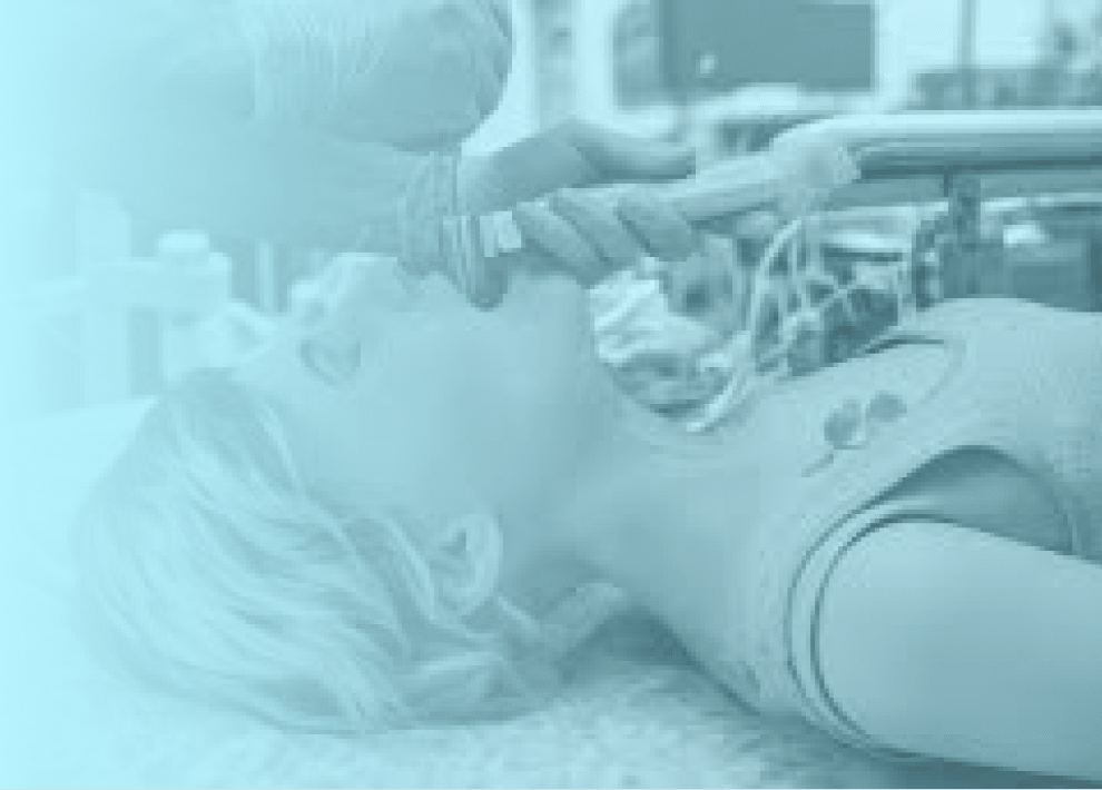 Lisa allongée sur le dos entrain d'être intubée